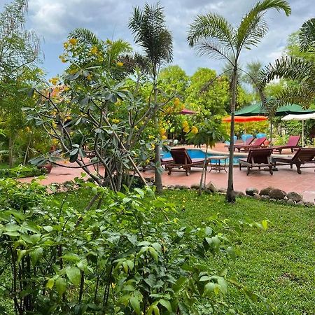 The Moon Kampot Boutique Hotel Exterior photo