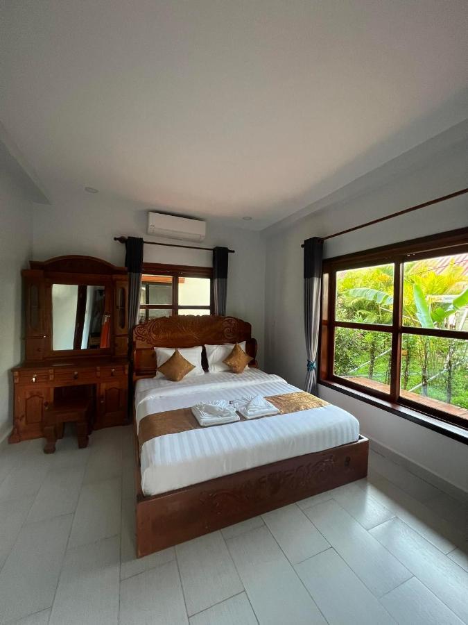 The Moon Kampot Boutique Hotel Exterior photo