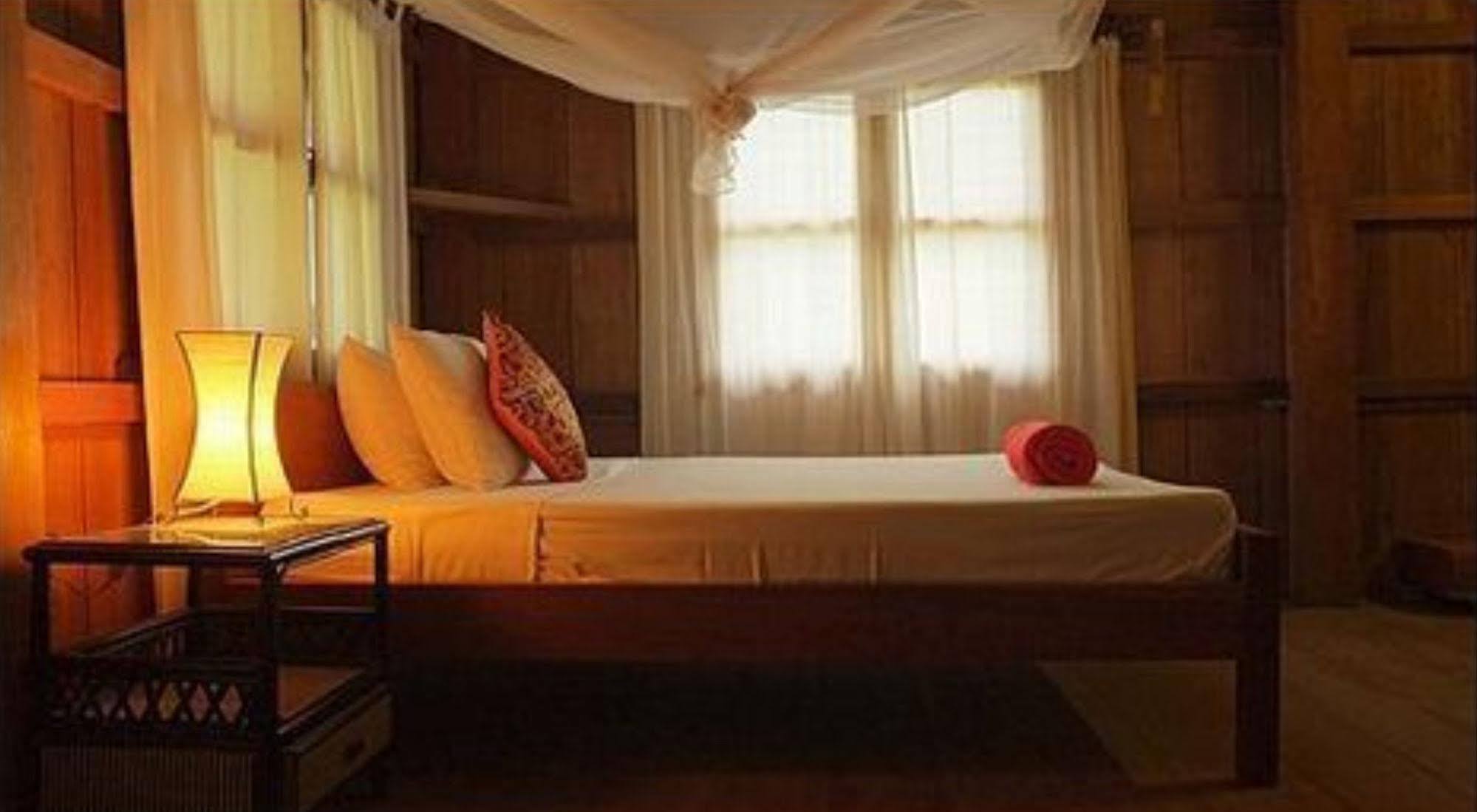 The Moon Kampot Boutique Hotel Exterior photo
